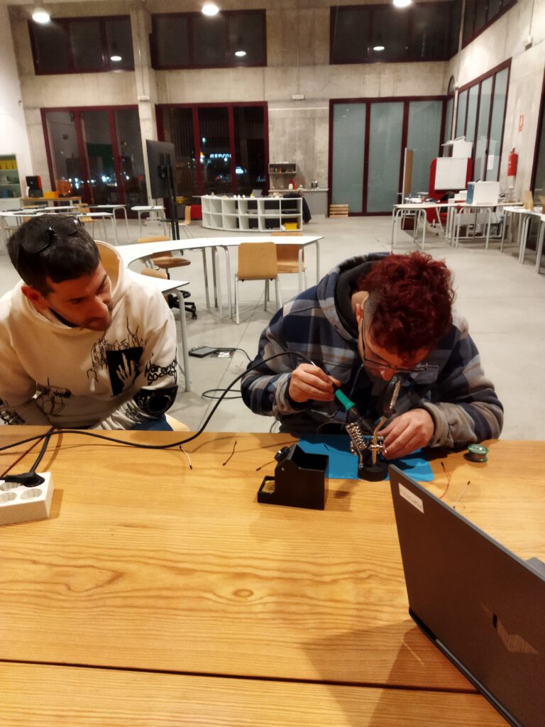 Makers de barrio en enero 2026 soldando el prototipo de AFA